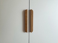 Шкаф с деревянными ручками в бревенчатом доме