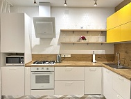 Яркая кухня с желтыми фасадами