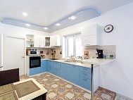 Кухня угловая с голубыми фасадами