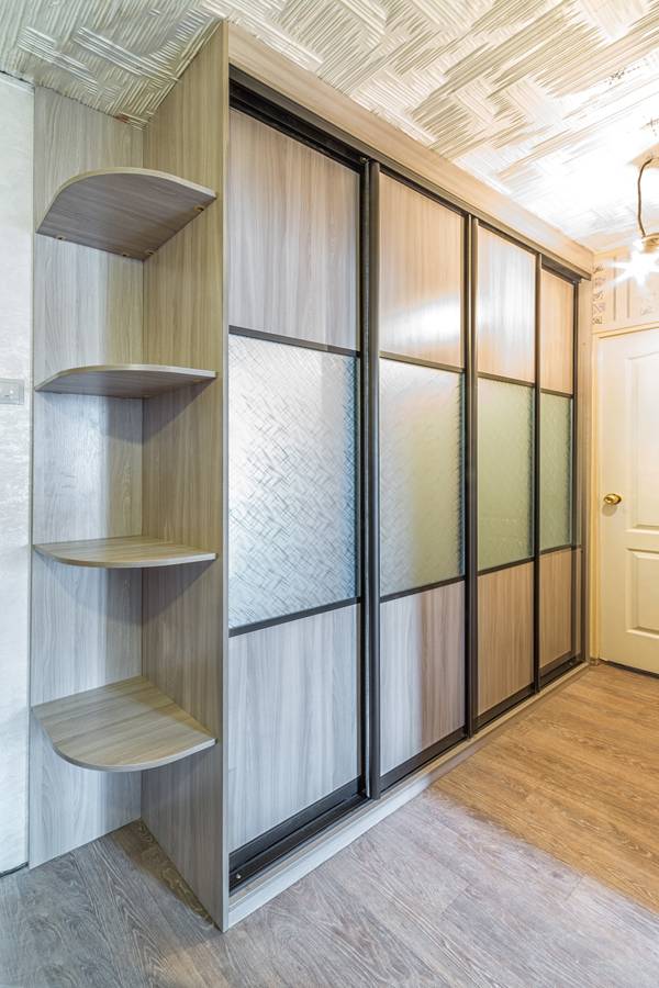 Встроенный шкаф-купе в прихожую с радиусными полками Встроенный шкаф-купе в прихожую с радиусными полками