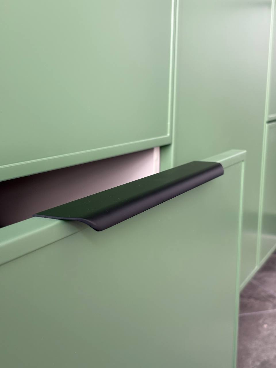 Угловая кухня 3елено-серый (матовый) / Дуб канадский