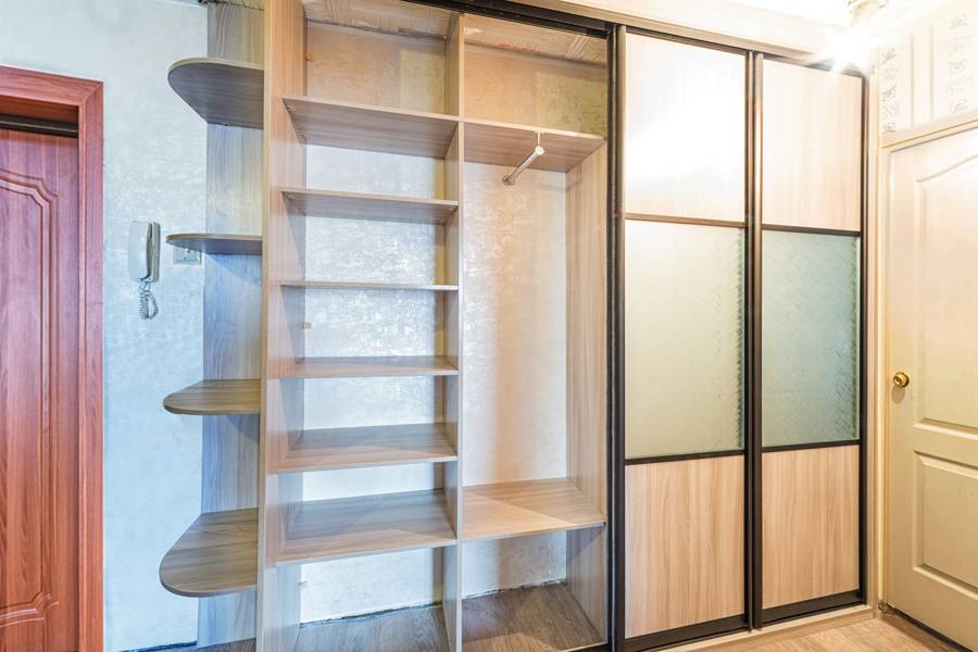 Встроенный шкаф-купе в прихожую с радиусными полками Встроенный шкаф-купе в прихожую с радиусными полками