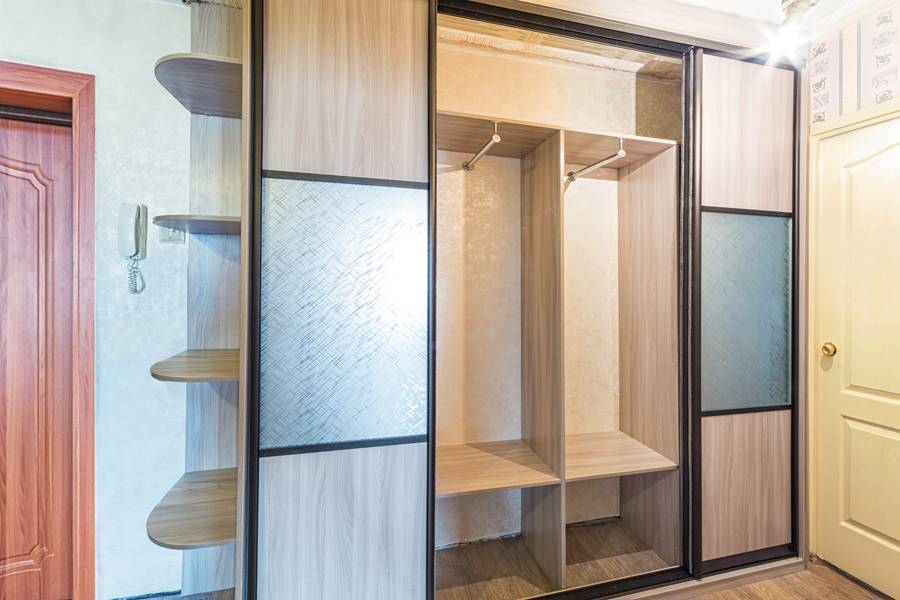 Встроенный шкаф-купе в прихожую с радиусными полками Встроенный шкаф-купе в прихожую с радиусными полками