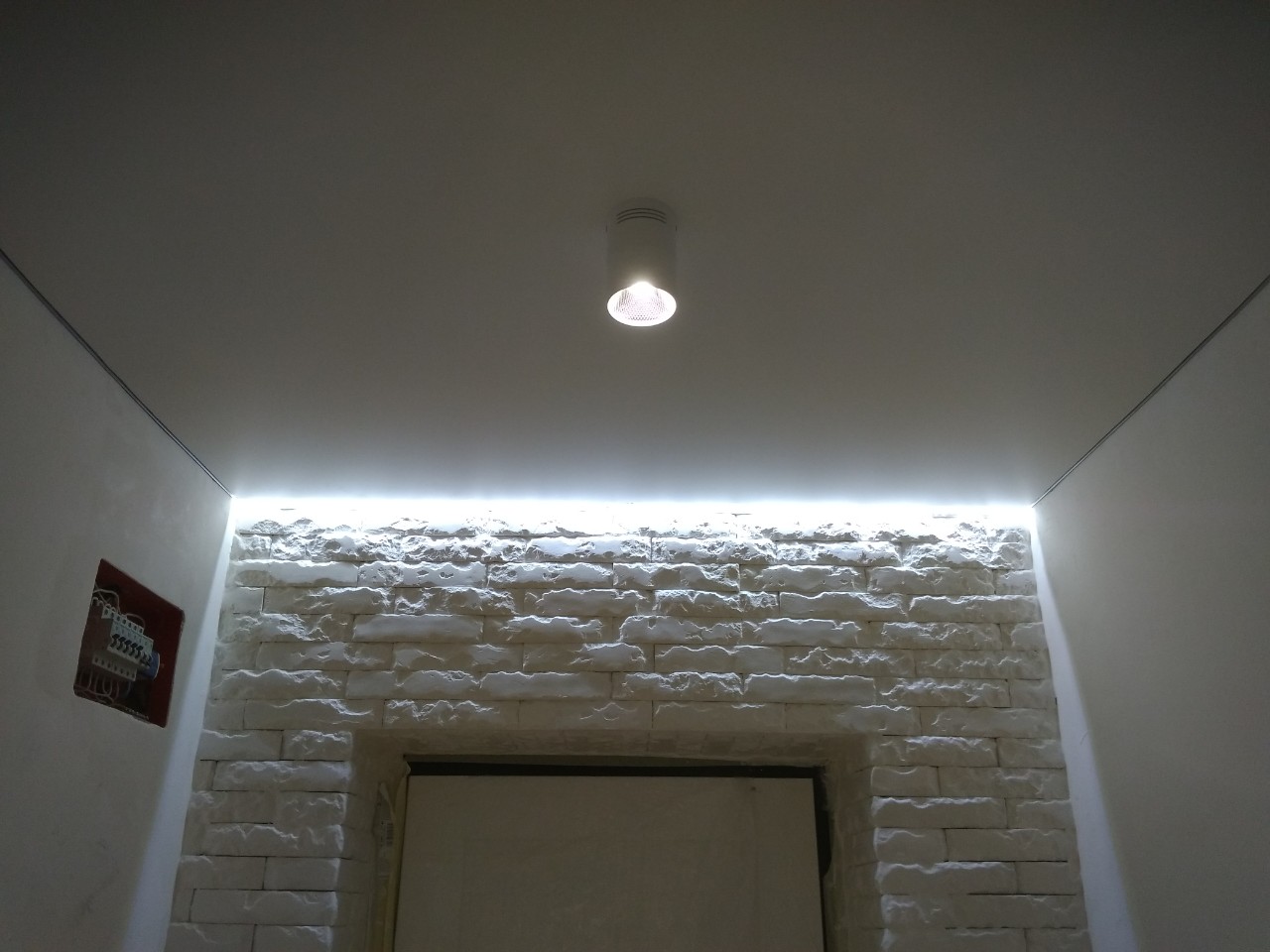 Парящий потолок с подсветкой и светильником