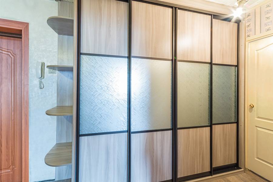 Встроенный шкаф-купе в прихожую с радиусными полками Встроенный шкаф-купе в прихожую с радиусными полками