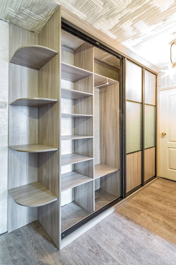 Встроенный шкаф-купе в прихожую с радиусными полками Встроенный шкаф-купе в прихожую с радиусными полками