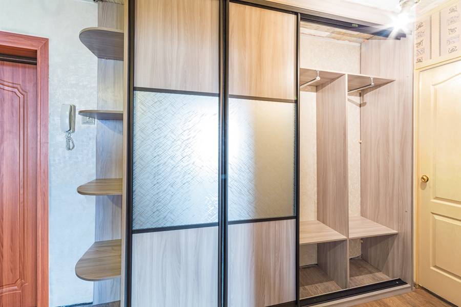 Встроенный шкаф-купе в прихожую с радиусными полками Встроенный шкаф-купе в прихожую с радиусными полками