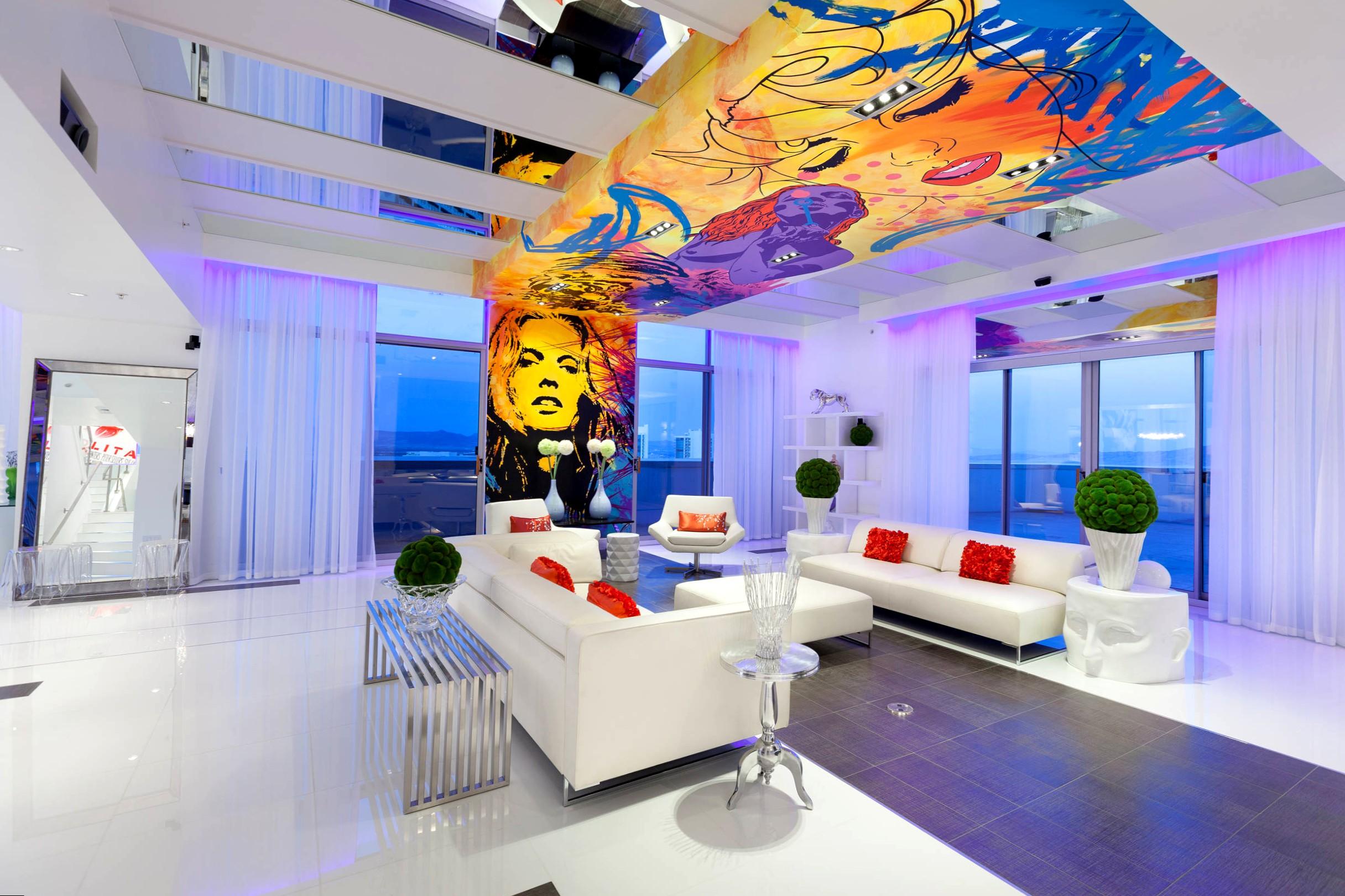 Яркий натяжной потолок в гостиной