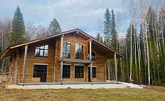 Коттедж с высокими окнами